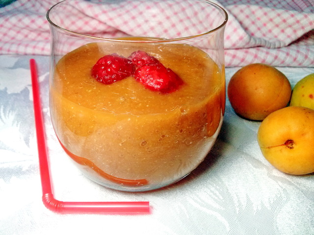 Фото к рецепту: Смузи из абрикос и яблок с апельсином