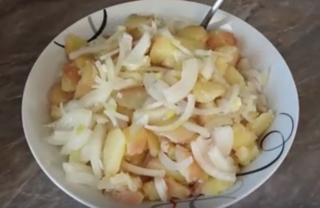Фото к рецепту: Сербский картофельный салат (постный)