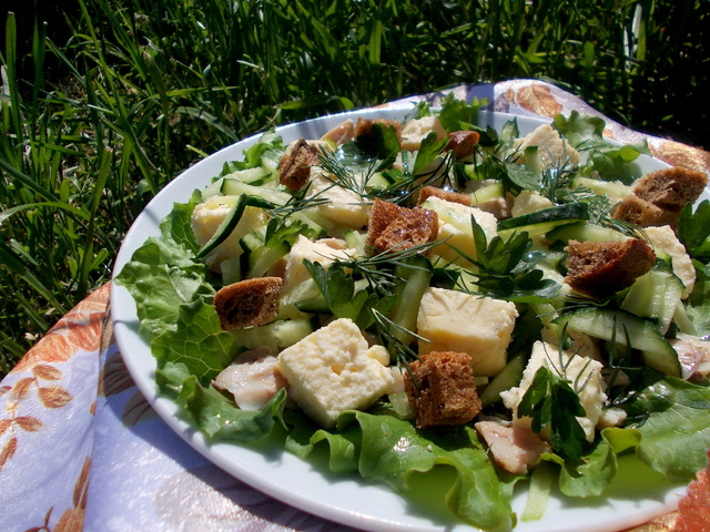 Фото к рецепту: Салат с курицей и ржаными сухариками