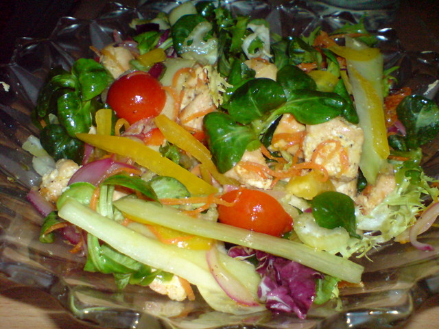 Фото к рецепту: Рыбный салат с овощами