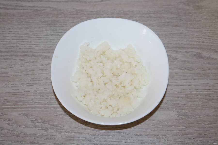 Салат из риса и шпрот - фото шаг 2