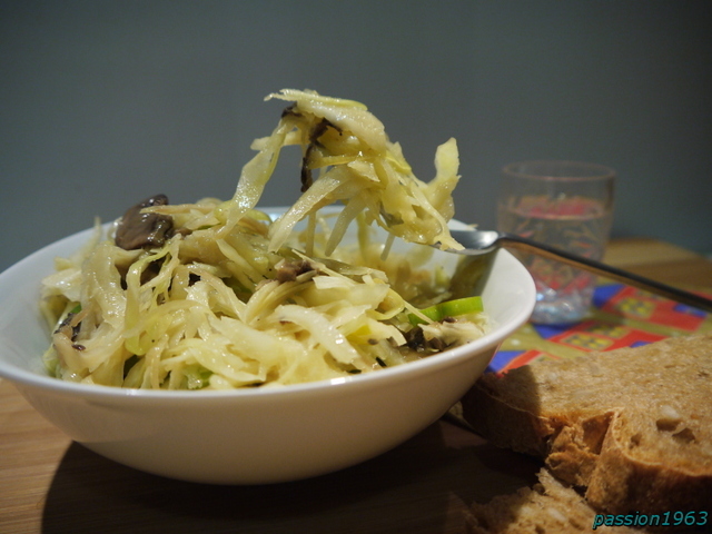 Фото к рецепту: Старая знакомая в новом сопровождении (быстрый маринованный капустный салат с шампиньонами)