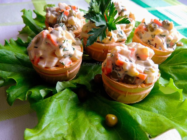 Фото к рецепту: Салат из кальмаров в тарталетках.