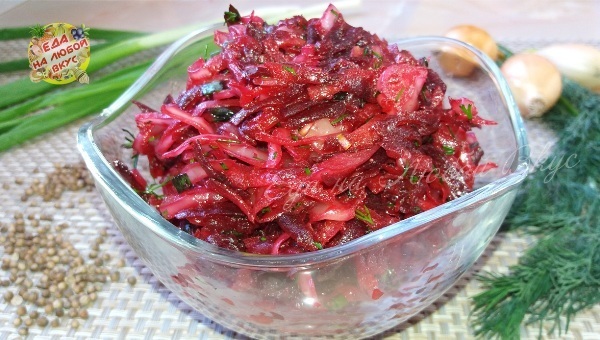 Фото к рецепту: Салат из свеклы «на каждый день»