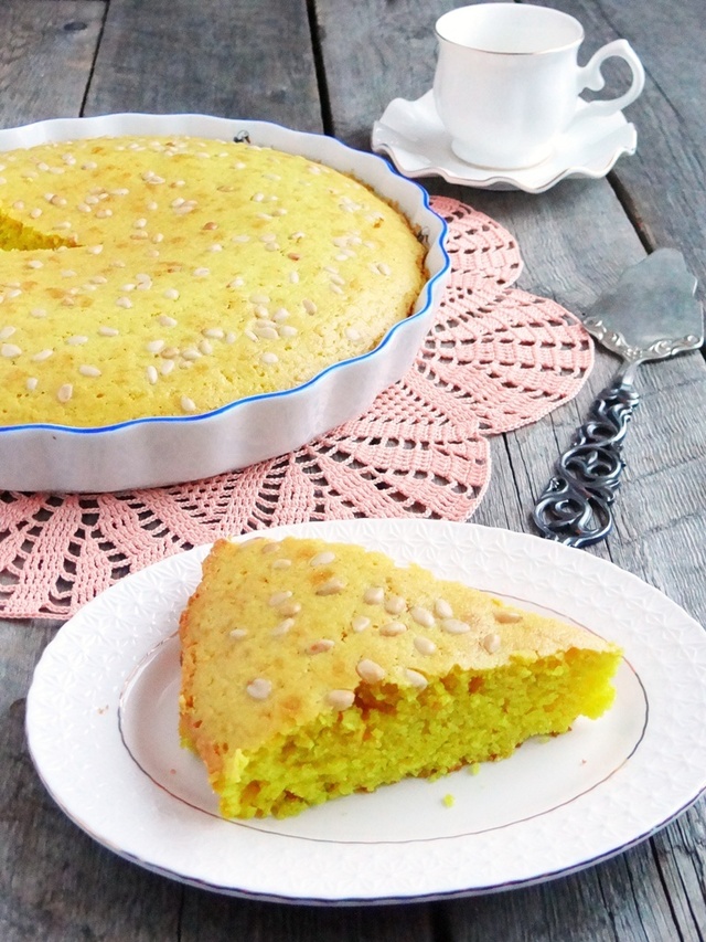 Фото к рецепту: Ливанский манный пирог с куркумой