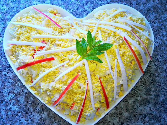 Фото к рецепту: Салат с крабовыми палочками и ананасами