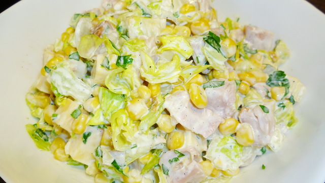 Фото к рецепту: Салат из курицы с кукурузой и сыром