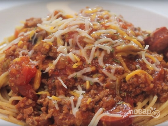 Спагетти с фаршем и колбасой под томатным соусом - фото шаг 10