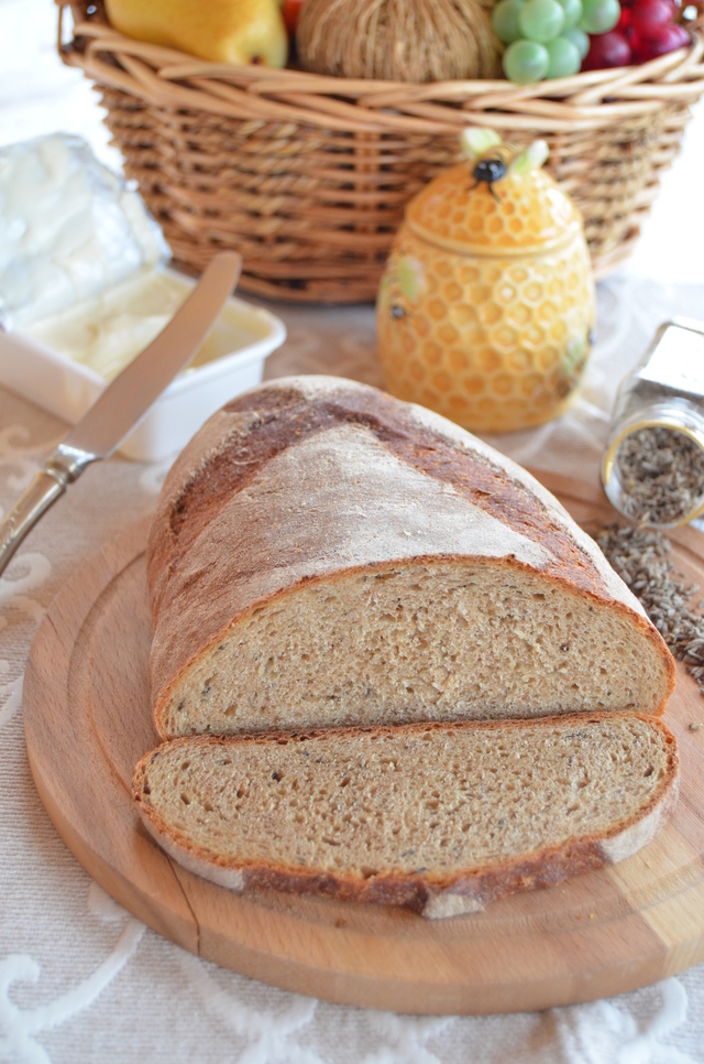 Фото к рецепту: Серый хлеб с медом и лавандой по рецепту ришара бертине.