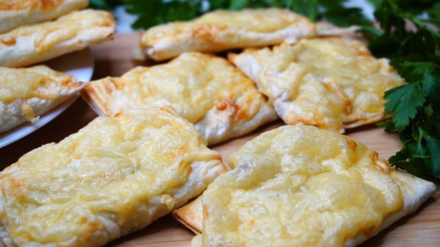 Фото к рецепту: Пирожки из лаваша с вкусной и сытной начинкой