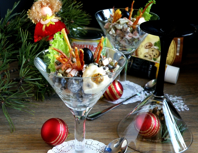 Фото к рецепту: Салат-коктейль с ветчиной, грибами и горошком.