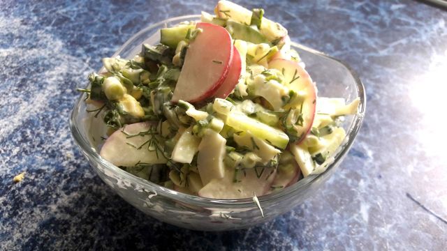 Фото к рецепту: Весенний салат с редиской и черемшой