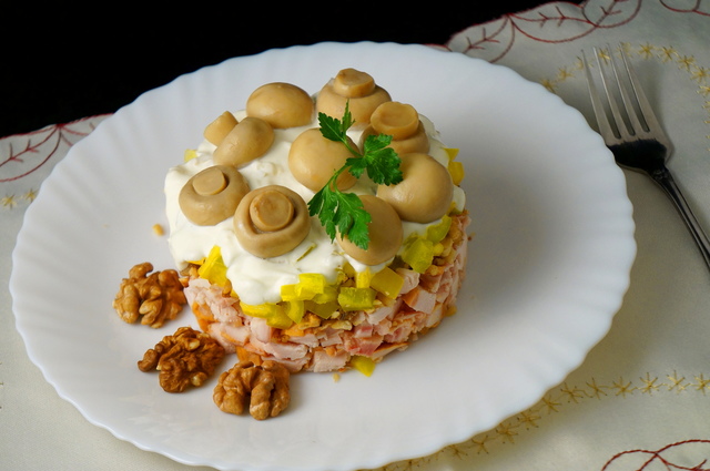 Фото к рецепту: Салат с курицей, орехами и грибами. тест-драйв с окраиной