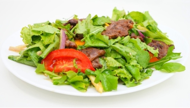 Фото к рецепту: Мясной салат без майонеза