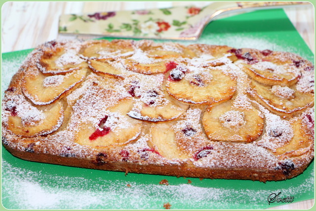 Фото к рецепту: Карамельно-яблочный пирог с клюквой 