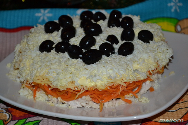 Фото к рецепту: Салат с морковью по-корейски, куриным филе и сыром