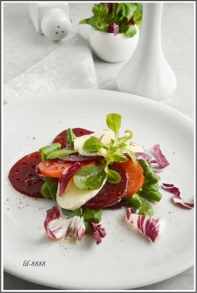 Фото к рецепту: Салат со свеклой, моцареллой и помидорами. 