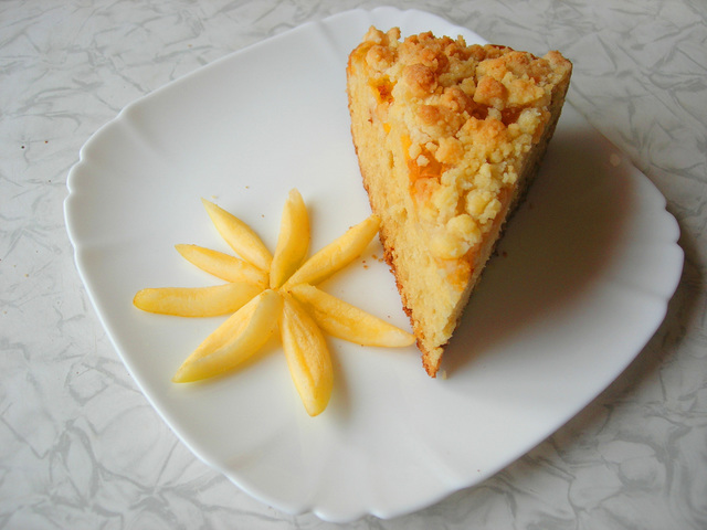 Фото к рецепту: Абрикосовый пирог со штрейзелем