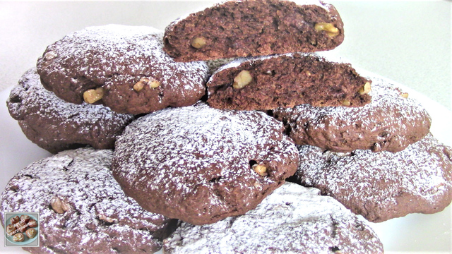 Фото к рецепту: Постное (вегетарианское) шоколадное печенье с орехами