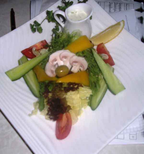 Фото к рецепту: Салат из свежих овощей с азиатским соусом