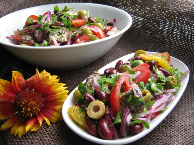 Фото к рецепту: Салат овощной с рыбным брендом из ссср.