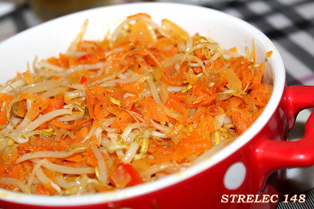 Фото к рецепту: Теплый салат из ростков фасоли и моркови.