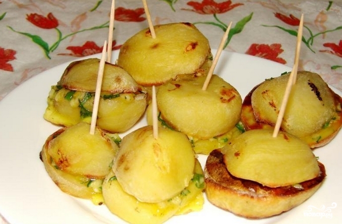 Молодая картошка, запеченная в духовке с салом - фото шаг 3