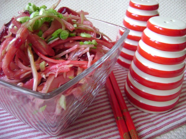 Фото к рецепту: Салат из свежей капусты с добавками «розовая пантера».