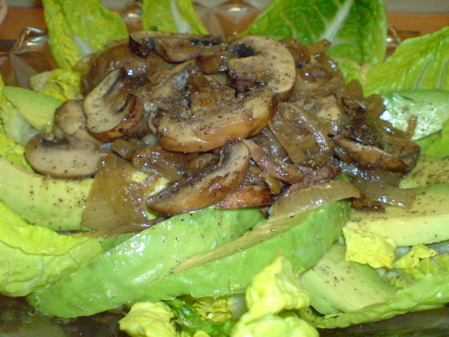 Фото к рецепту: Салат из авокадо с грибами