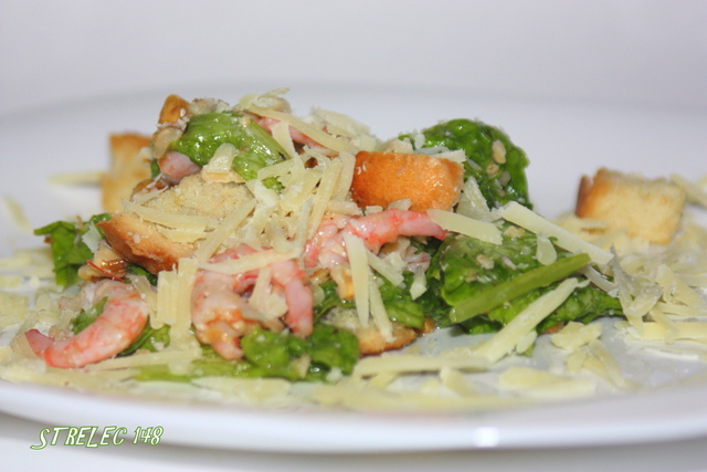 Фото к рецепту: Салат с креветками и орешками с очень вкусной заправкой.
