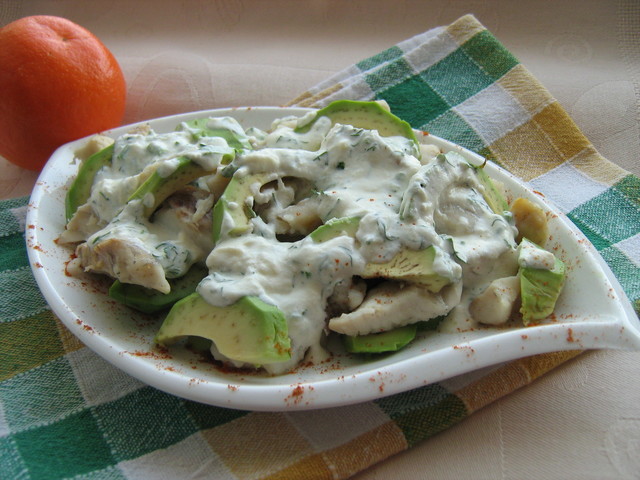 Фото к рецепту: Салат с морским окунем и авокадо