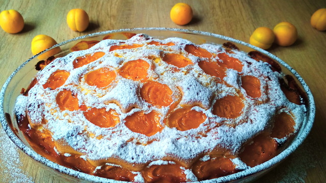 Фото к рецепту: Пирог с абрикосами