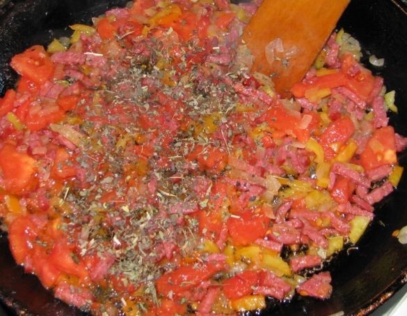 Лаваш с колбасой и помидорами - фото шаг 6