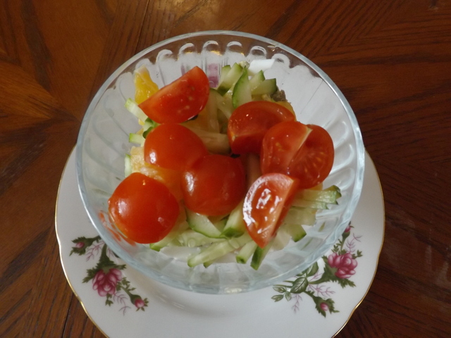 Фото к рецепту: Куриный салат с апельсином.