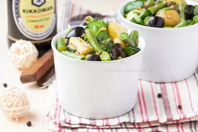 Фото к рецепту: Картофельный салат с зеленой фасолью, шпинатом и оливками