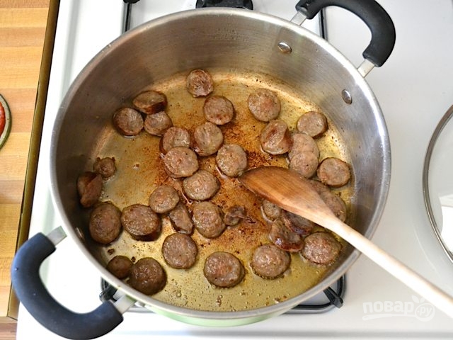 Макароны с сосисками и грибами в томатном соусе - фото шаг 3