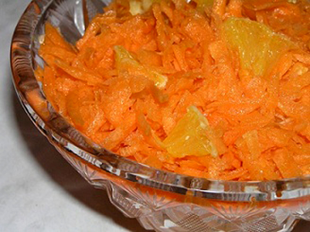 Фото к рецепту: Салат из моркови с апельсинами по-мароккански (постный)