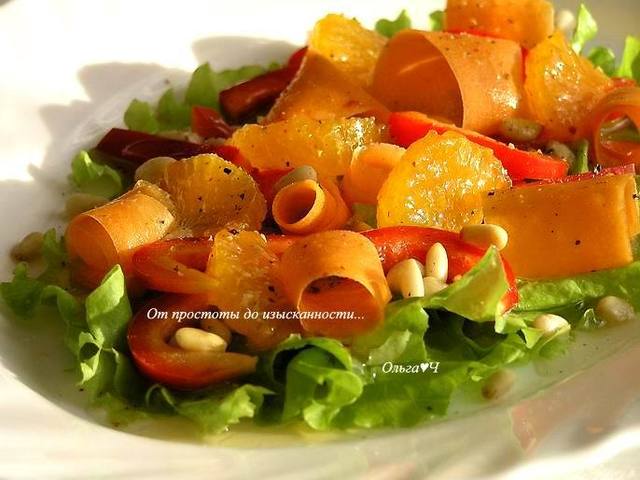Фото к рецепту: Салат из моркови и сладкого перца с мандаринами и кедровыми орешками