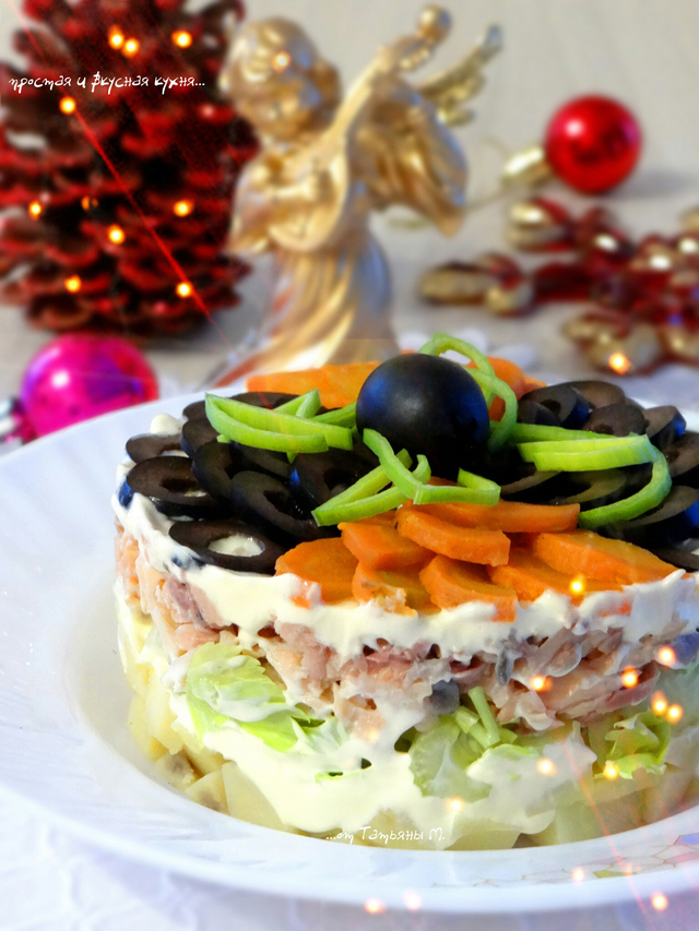 Фото к рецепту: Слоеный салат с горбушей, сельдереем и маслинами