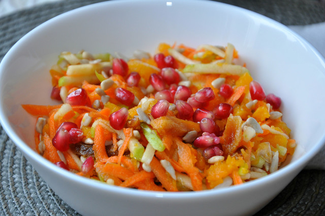 Фото к рецепту: Витаминный салат с тыквой и морковкой.