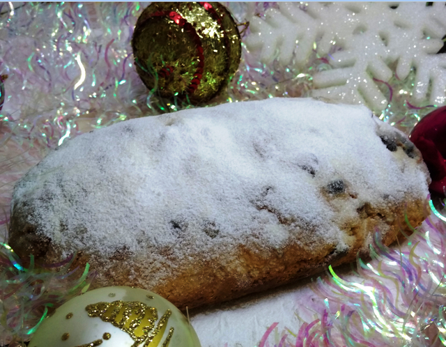 Фото к рецепту: Рождественский штоллен из творожного теста, простой рецепт