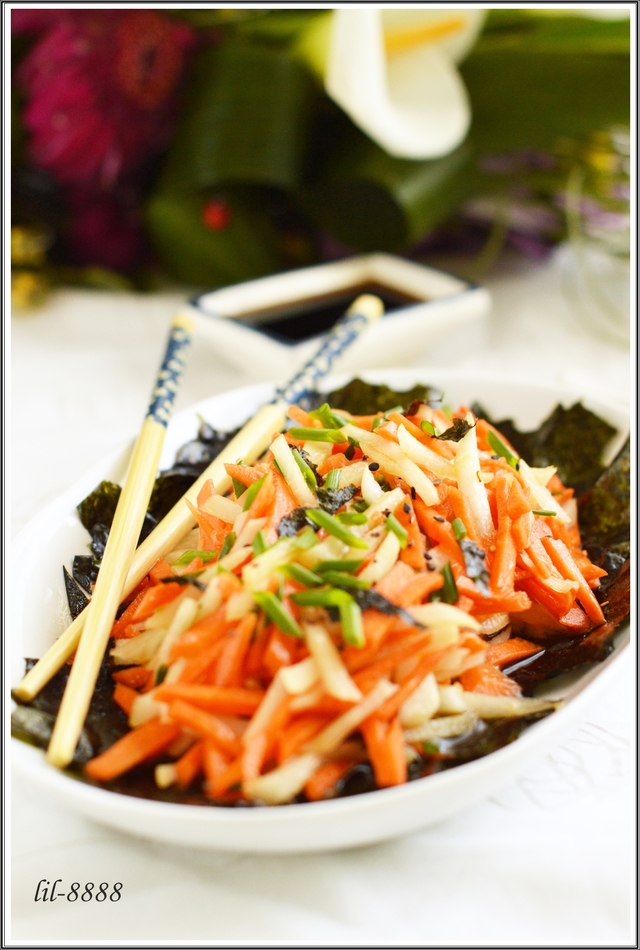 Фото к рецепту: Салат из моркови и дайкона с нори.