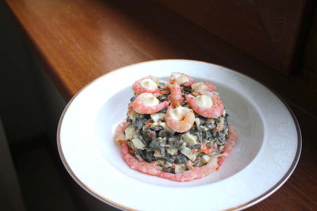 Фото к рецепту: Салат из морской капусты с креветками