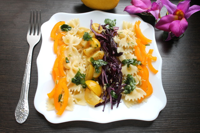 Фото к рецепту: Салат из пасты фарфалле с пикантной заправкой