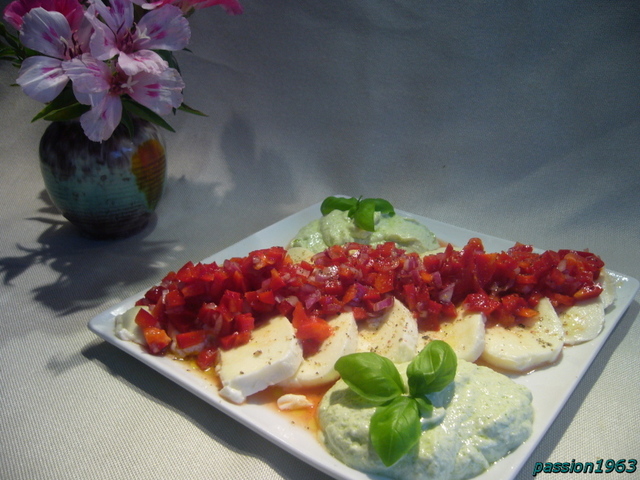 Фото к рецепту: Моцарелла с паприковым тартаром