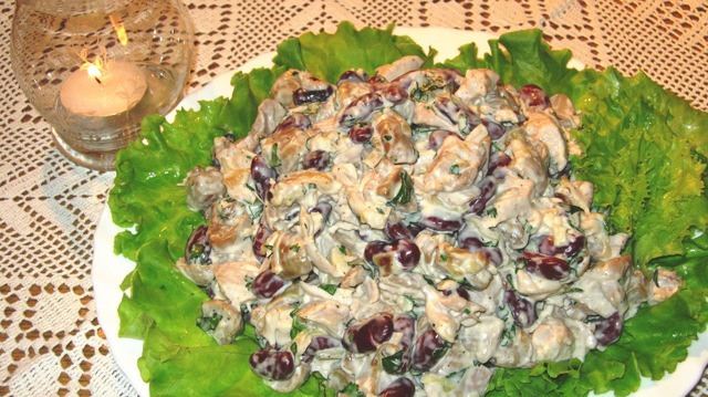 Фото к рецепту: Салат куриный с фасолью торжество разума (флешмоб нхзс)