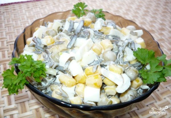 Салат из морской капусты с кукурузой
