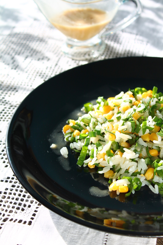 Фото к рецепту: Теплый салат с рисом и зеленью вот и пришла весна 
