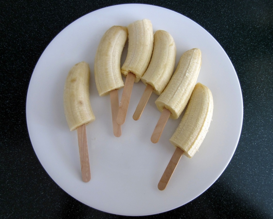 Бананы с орехами в шоколаде - фото шаг 1