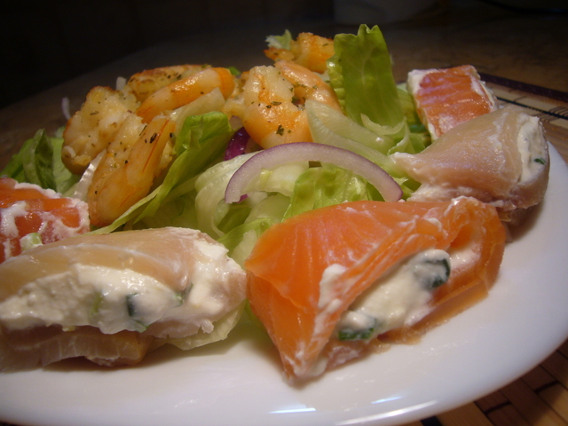 Фото к рецепту: Салат с рыбными рулетиками, рикоттой и чесночными креветками.